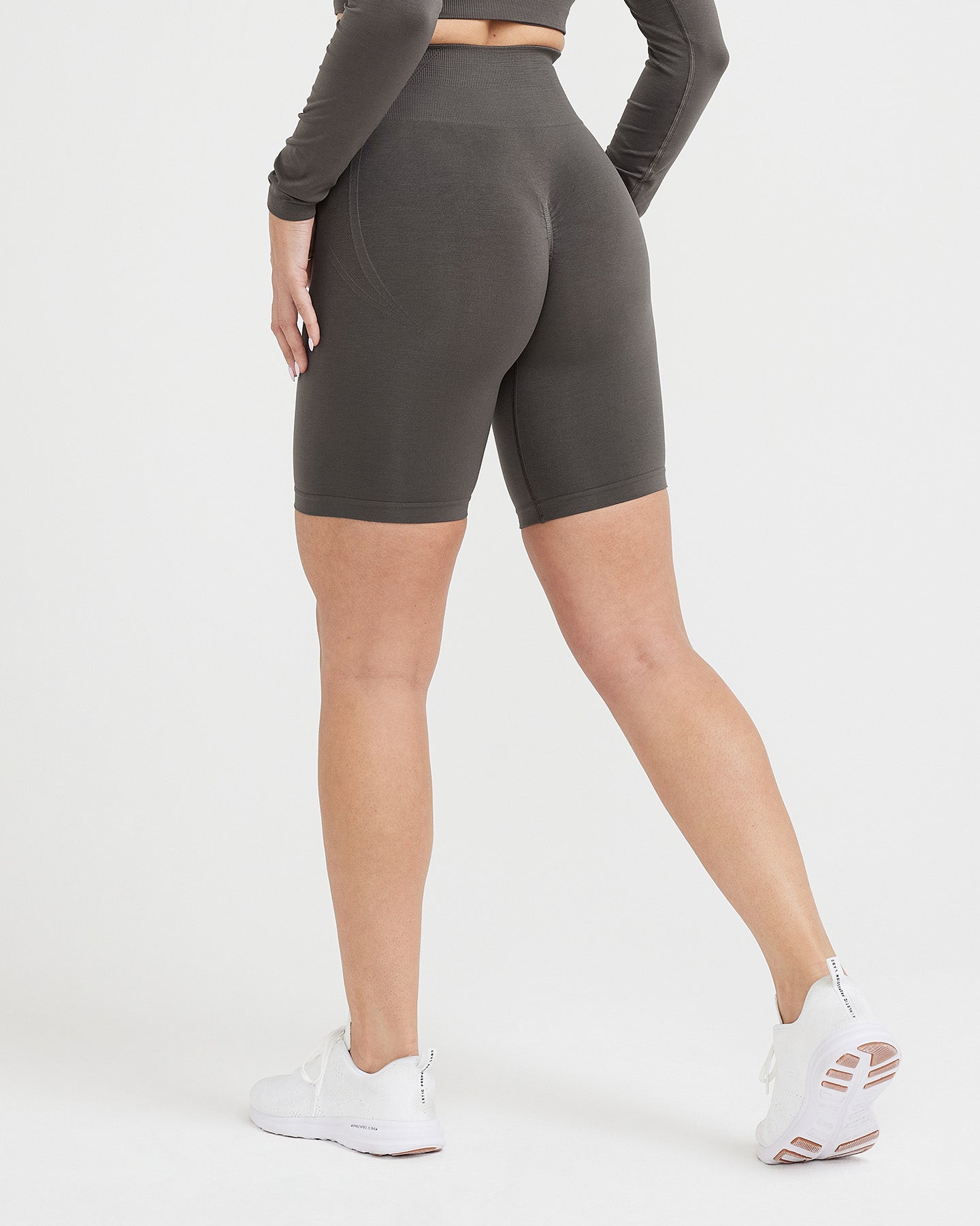 EffortlessLift Seamless Cycling Shorts with White Logo | Deep Taupe - Image 4